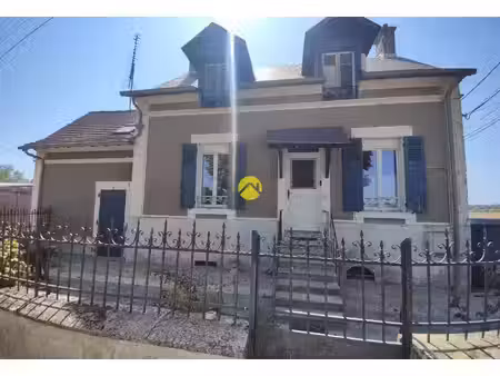 maison ancienne au bord du canal