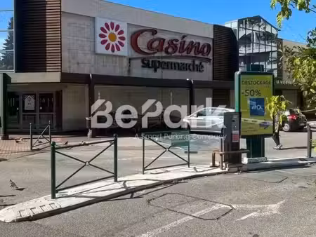 location parking à bron (69500)  62 €