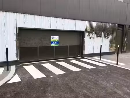 location parking à saint-denis (93200)  69 €