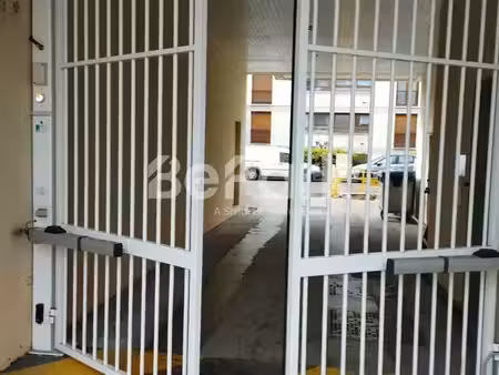 location parking à versailles (78000)  82 €