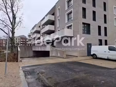 location parking à la madeleine (59110)  92 €
