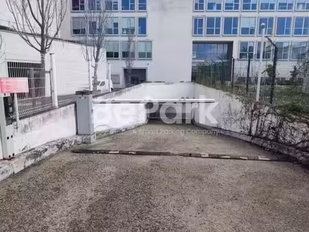 location parking à saint-denis (93200)  106 €