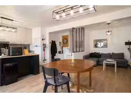 rouzins plein centre du village - appartement t3 avec une place de parking
