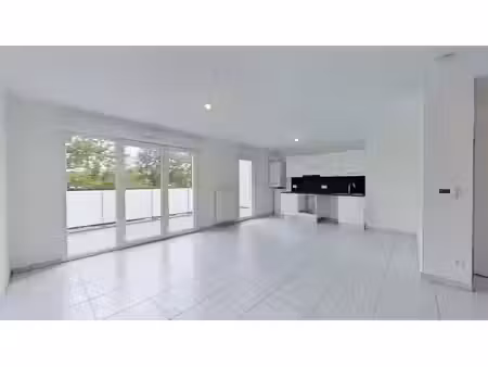 45e - 8 ème rue -saint priest-69800 - t3 non meublé - 986 €cc
