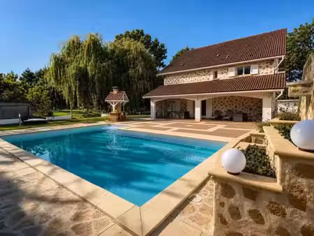 maison de 8 pièces de 238 m² à tignieu-jameyzieu