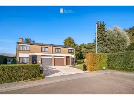 zeer mooi gelegen half-open woning met tuin op 6 are tege...