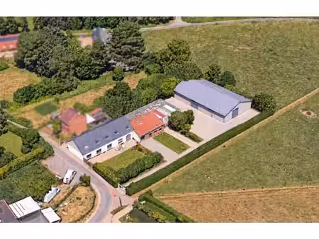 villa avec atelier  grange et bureau sur plus de 30 ares