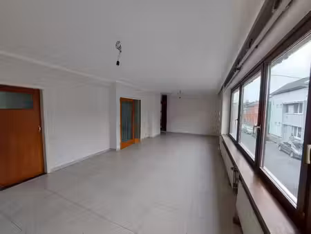 appartement 95 m2  rénové 2 chambres très lumineux.
