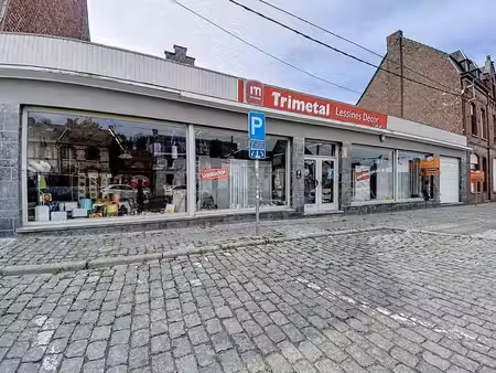 surface commerciale idéalement située à vendre