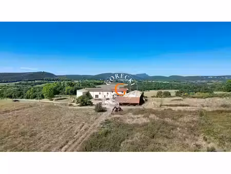 a vendre proche uzès  ancienne propriété viticole en pierre sur terrain de 28 160 m2.