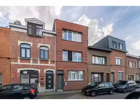 opbrengsteigendom (200 m²) bestaande uit 4 wooneenheden in d