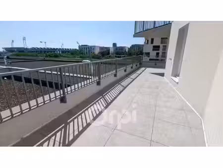t3 neuf avec extérieur et stationnement