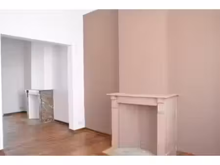 appartement à ixelles avec balcon et cheminées.