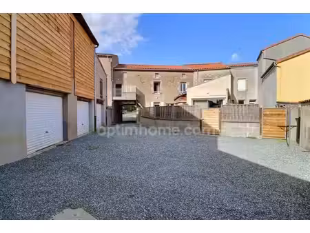 maison de bourg rénovée de 99 m² (3 ch) avec cour  2 garages + appartement t2 loué (420 €/