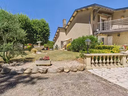 maison familiale avec piscine  parc et dépendances