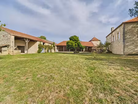 belle maison en pierre pleine de caractère avec nombreuses dépendances près de puy l'evêqu