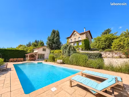 maison 9 pièces 220 m²
