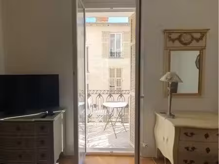 beau studio meublé refait de 28m² avec balcon 4m²