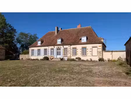 elégant logis xviiie avec 7 ha et dépendances