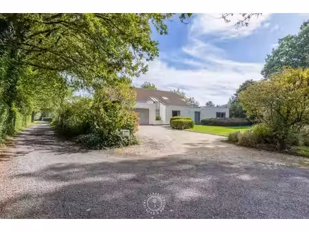 residentiële villa op een uitzonderlijk groen perceel van...