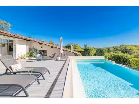 une maison à l'architecture singulière des années 70 tournée vers la nature