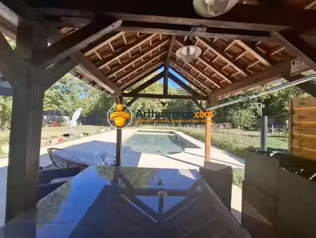belle propriété de 166 m² sur un magnifique terrain de 2 074 m² avec piscine