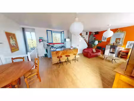 maison avec un studio indépendant