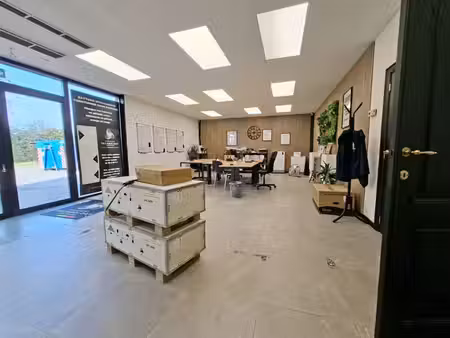show-room avec bureau et espace de stockage - hannut