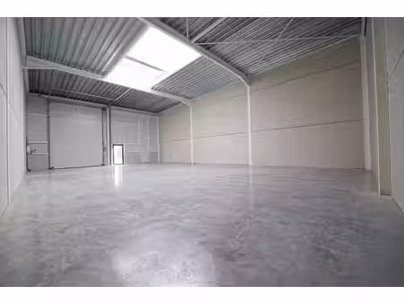 entrepôt de 233m² à proximité immédiate de la e42 !