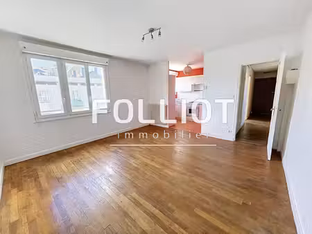 a vendre - appartement 2pcs fougeres - 3ème étage