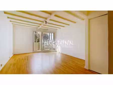 a louer à longjumeau  un appartement de 4 pièces avec 3 chambres et place de parking.