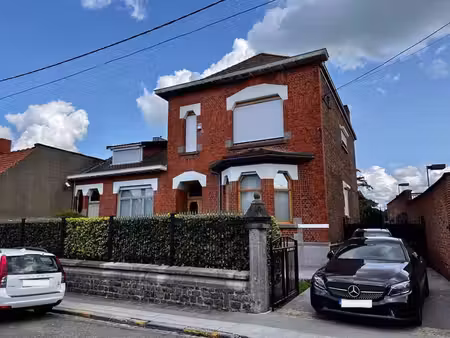 belle propriété de caractère avec son charmant jardin arboré