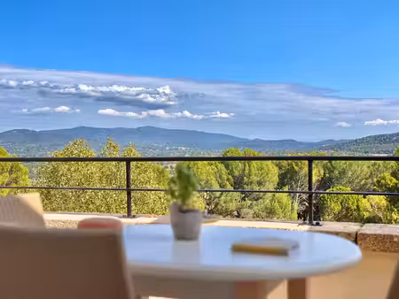 t2 cabine avec vue imprenable sur le luberon.