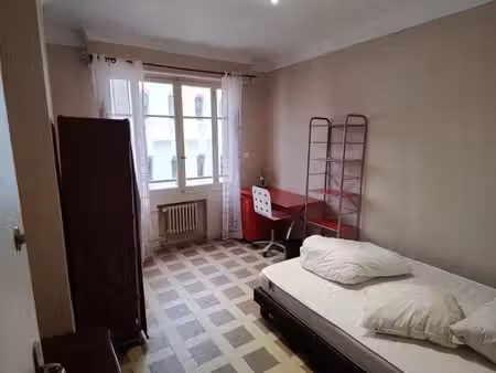 une chambre à louer meublée en appartement partagé - 2 min gare st charles