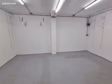 local de stockage 22 m² – sécurisé – idéal artisan / matériel