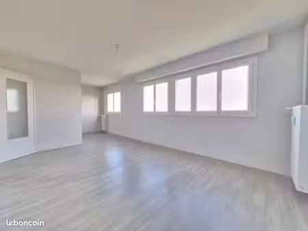 t3 de 63 m² refait à neuf et belle pièce à vivre – tours sud