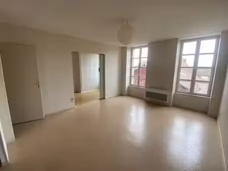 appartement t3 situé au centre de aignan  proche commodités à pieds