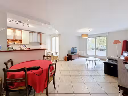 beau t4 en rdc avec 3 terrasses proche des commerces de la sourderie