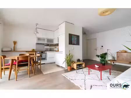 un beau 3 pièces avec grand balcon et parking à 5 min du métr