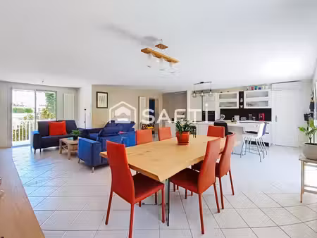 maison familiale avec piscine jardin paysagé sans vis-à-vis