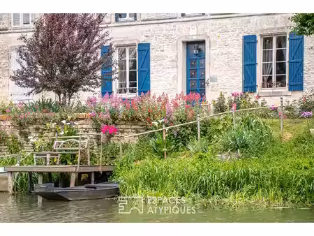 la vie au fil de l'eau: grande maison bourgeoise en coeur de village