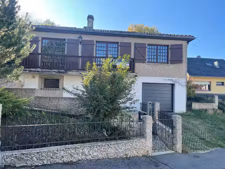 maison de plain-pied sureleve avec terrasse et jardin