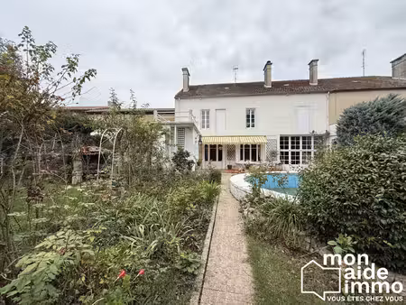 élégante maison de ville avec potentiel exceptionnel.