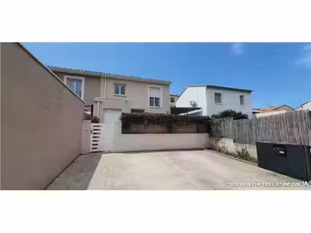 villa 3 chambres avec extérieur et stationnements privatifs –