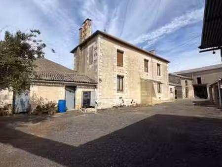 vente longère et corps de ferme à neuville-de-poitou (86170) : à vendre / 157m² neuville-d