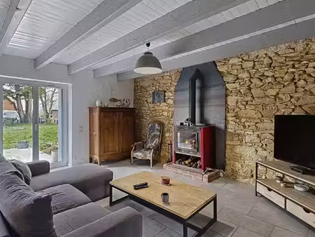 maison avec du cachet et vue dégagée sur la campagne