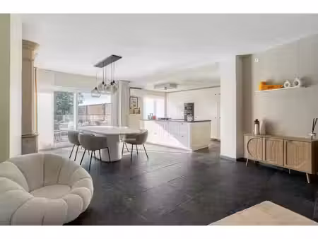 ruime mooie woning met mogelijkheid tot handel (kapsalon)