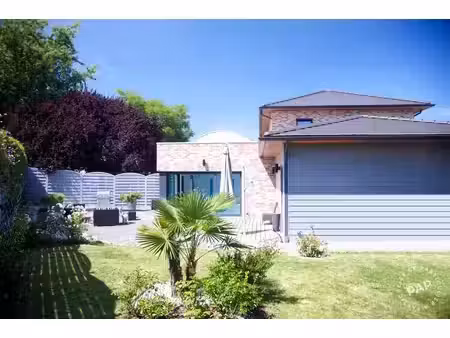 rare - **maison d'architecte de 270 m² avec piscine intérieure et espace bien-être** à 15 