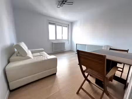 charmant appartement t3 entièrement rénové de 64 m² au 1 er étage sans ascenseur d'une pet