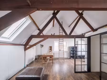 une maison chargée d'histoire et offrant tout l'espace néces